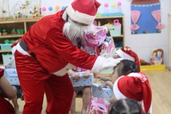 Tặng quà giáng sinh cho các bé trường Mầm non thực hành